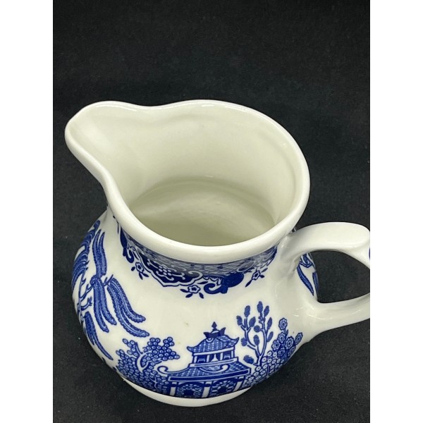 Vtg blue willow pattern creamer Churchill England