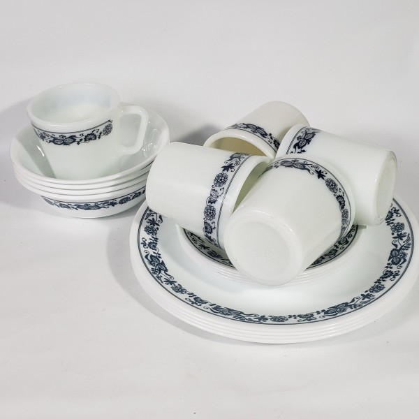 Corelle Livingware Old Town Blue Onion Dinner Plates 4 Cups and Saucers